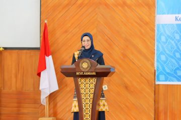 Sementara itu, Deputi Kepala BI Sultra, Rahadian Triaji, menyampaikan bahwa program ini adalah hasil kerja sama BI dan Dekranasda untuk memperkuat UMKM lokal. “Kami ingin pelaku UMKM tidak hanya kreatif dalam desain, tapi juga kuat dalam produksi dan pemasaran. Bahkan bisa ikut event nasional atau internasional,” ujarnya.