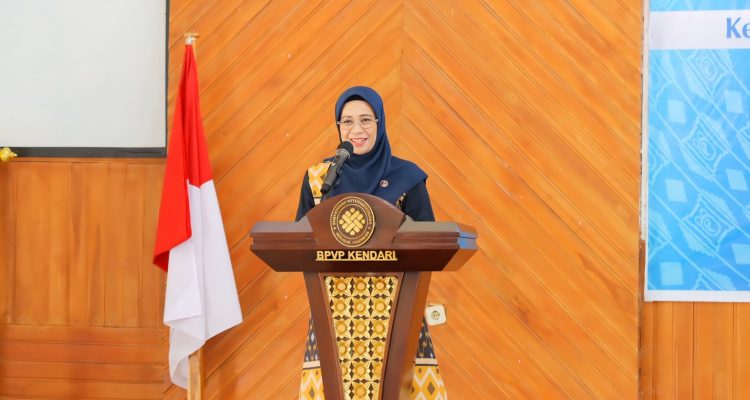 Sementara itu, Deputi Kepala BI Sultra, Rahadian Triaji, menyampaikan bahwa program ini adalah hasil kerja sama BI dan Dekranasda untuk memperkuat UMKM lokal. “Kami ingin pelaku UMKM tidak hanya kreatif dalam desain, tapi juga kuat dalam produksi dan pemasaran. Bahkan bisa ikut event nasional atau internasional,” ujarnya.