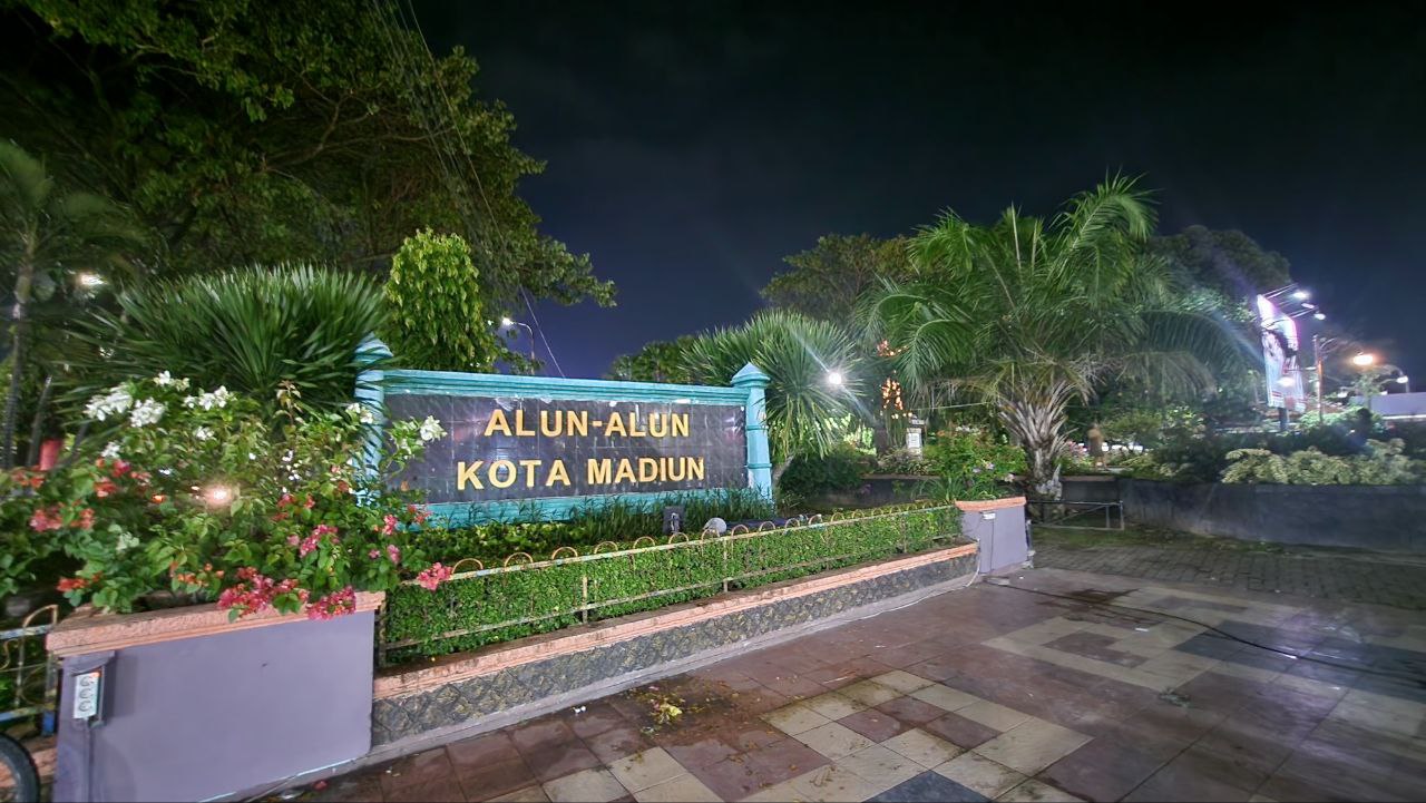 Pesona Alun-Alun Kota Madiun di Waktu Malam: Keindahan dan Keramaian yang Memikat - Berita Daerah