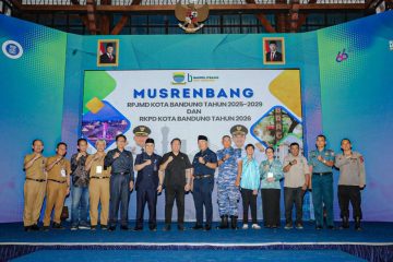 Menurut Farhan, pembangunan dan seluruh kegiatan pemerintahan Kota Bandung harus berjalan seiring dengan arah pembangunan provinsi dan nasional. Sinkronisasi ini diharapkan dapat menjaga konsistensi dan integrasi dalam upaya mewujudkan target-target pembangunan jangka menengah dan jangka panjang.