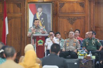 Sayangnya, penanganan sampah di berbagai daerah masih belum optimal. Bahkan, anggaran untuk mengelola sampah tergolong kecil. Oleh karena itu, Luthfi mendorong Dinas Lingkungan Hidup Provinsi bersama pemerintah daerah segera bekerja sama menangani hal ini.Sayangnya, penanganan sampah di berbagai daerah masih belum optimal. Bahkan, anggaran untuk mengelola sampah tergolong kecil. Oleh karena itu, Luthfi mendorong Dinas Lingkungan Hidup Provinsi bersama pemerintah daerah segera bekerja sama menangani hal ini.
