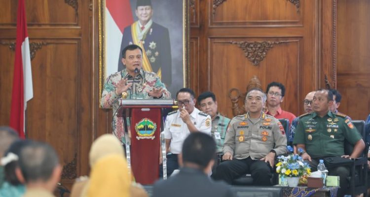 Sayangnya, penanganan sampah di berbagai daerah masih belum optimal. Bahkan, anggaran untuk mengelola sampah tergolong kecil. Oleh karena itu, Luthfi mendorong Dinas Lingkungan Hidup Provinsi bersama pemerintah daerah segera bekerja sama menangani hal ini.Sayangnya, penanganan sampah di berbagai daerah masih belum optimal. Bahkan, anggaran untuk mengelola sampah tergolong kecil. Oleh karena itu, Luthfi mendorong Dinas Lingkungan Hidup Provinsi bersama pemerintah daerah segera bekerja sama menangani hal ini.