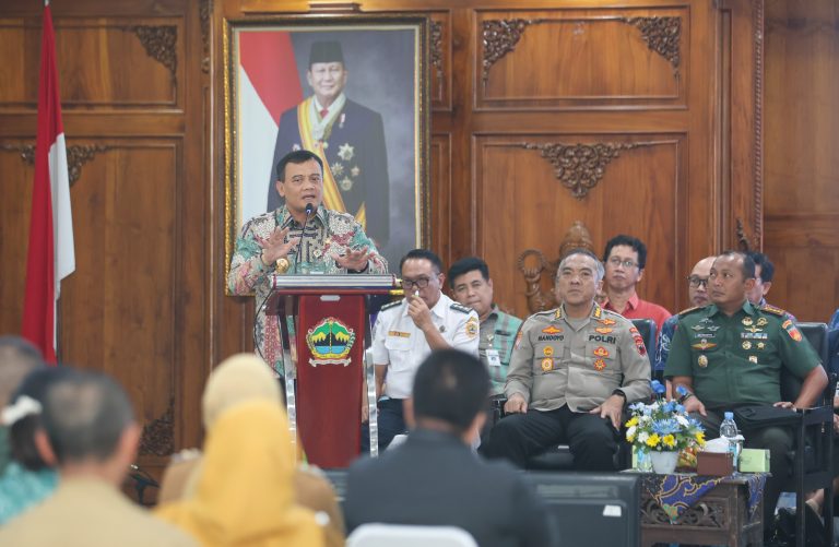 Sayangnya, penanganan sampah di berbagai daerah masih belum optimal. Bahkan, anggaran untuk mengelola sampah tergolong kecil. Oleh karena itu, Luthfi mendorong Dinas Lingkungan Hidup Provinsi bersama pemerintah daerah segera bekerja sama menangani hal ini.Sayangnya, penanganan sampah di berbagai daerah masih belum optimal. Bahkan, anggaran untuk mengelola sampah tergolong kecil. Oleh karena itu, Luthfi mendorong Dinas Lingkungan Hidup Provinsi bersama pemerintah daerah segera bekerja sama menangani hal ini.