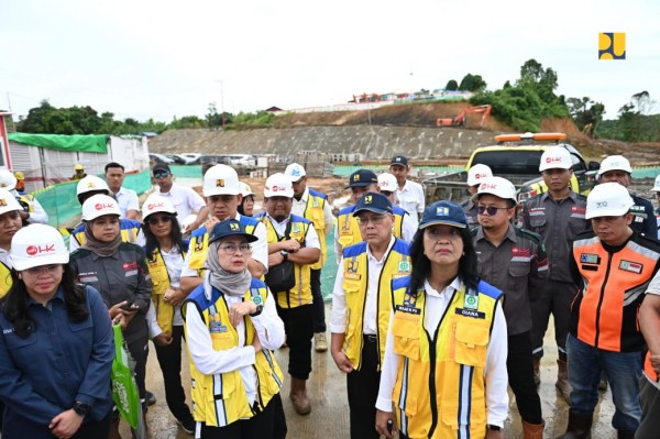 “Dengan selesainya pembangunan TPST 1, kita berharap pengelolaan sampah di kawasan IKN bisa dilakukan secara modern, efisien, dan ramah lingkungan, sebagai bagian dari upaya menghadirkan kota masa depan yang hijau dan berkelanjutan,” ujar Wamen Diana dalam kunjungannya ke lokasi proyek.