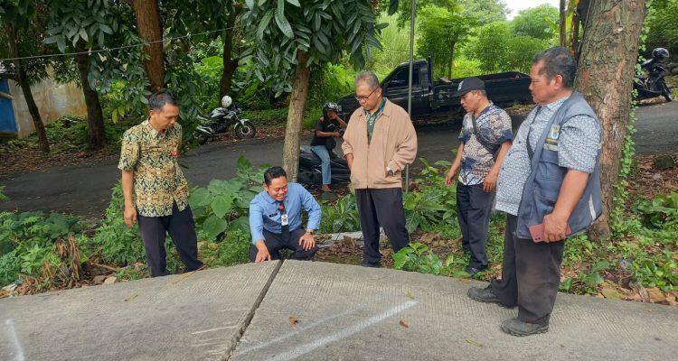 Wali Kota Semarang, Agustina, menunjukkan komitmennya untuk cepat tanggap terhadap laporan warga. Salah satu contohnya adalah perbaikan jalan rusak di tanjakan Trangkil