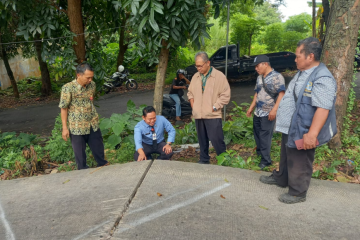 Kepala Dinas Pekerjaan Umum (DPU) Kota Semarang, Suwarto, menjelaskan bahwa kerusakan disebabkan oleh tanah yang ambles karena berada di jalur patahan. Akibatnya, permukaan jalan beton terangkat dan membentuk tonjolan ekstrem.