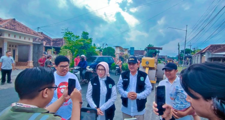 Jalan Tempeh–Kunir memiliki peran vital sebagai jalur utama mobilitas masyarakat, distribusi hasil pertanian, serta pengangkutan kebutuhan pokok. Selama bertahun-tahun, kondisi jalan yang rusak berat menghambat aktivitas warga. Kini, melalui kolaborasi seluruh elemen masyarakat, perbaikan jalan ini menjadi titik balik bagi peningkatan kualitas hidup masyarakat.