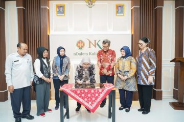 “Sentra IKM bisa memberikan efek besar bagi industri secara keseluruhan, terutama dalam memanfaatkan bahan baku lokal dan membangun komunitas IKM yang kuat di daerah,” jelas Reni dalam keterangannya, Minggu (20/4).