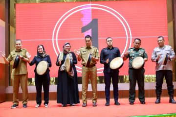 Program ini merupakan bagian dari pelaksanaan visi dan misi pembangunan Aceh 2025–2030, serta termasuk dalam program prioritas (Quick Wins) Gubernur dan Wakil Gubernur Aceh. Secara regulasi, program ini menjadi implementasi dari Peraturan Presiden Nomor 39 Tahun 2019 tentang Satu Data Indonesia, yang kemudian diperkuat melalui Peraturan Gubernur Aceh Nomor 39 Tahun 2023.