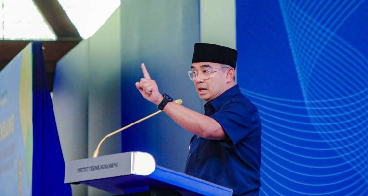 Ia menyampaikan, visi Kota Bandung Tahun 2025–2029 adalah mewujudkan Kota Bandung yang Unggul, Terbuka, Amanah, Maju, dan Agamis melalui pemerintahan yang melayani dan berkelanjutan serta mendukung pembangunan nasional.