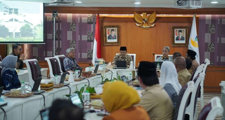 Mengutip informasi dari Kementerian Sosial, Sekolah Rakyat adalah sekolah gratis berasrama yang diperuntukkan bagi anak-anak dari keluarga miskin. Sekolah ini mencakup jenjang SD, SMP, hingga SMA, dengan fasilitas lengkap seperti asrama, guru berkualitas, makanan bergizi, dan sarana belajar yang memadai.