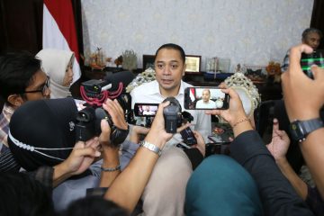 SRRL dirancang untuk memanfaatkan jalur ganda (double track) yang telah tersedia dan menghubungkan wilayah Sidoarjo–Surabaya–Gresik. Proyek ini ditargetkan beroperasi pada tahun 2027, dengan tahap pelaksanaan pembangunan fisik dijadwalkan dimulai awal 2026, setelah seluruh dokumen teknis dan pembiayaan dirampungkan.