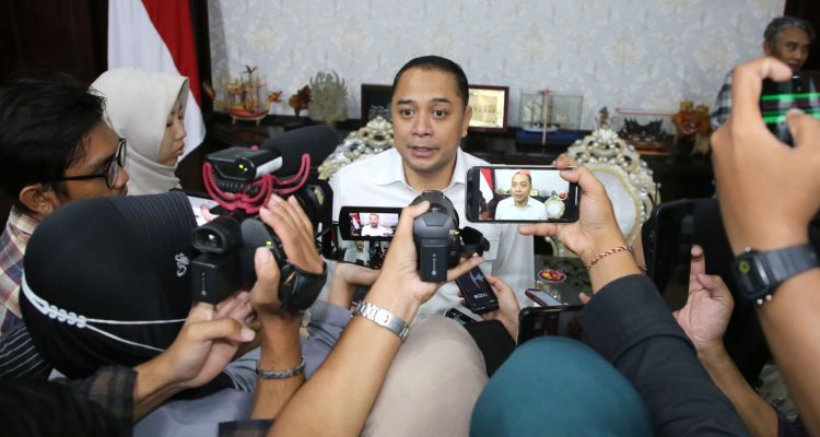 SRRL dirancang untuk memanfaatkan jalur ganda (double track) yang telah tersedia dan menghubungkan wilayah Sidoarjo–Surabaya–Gresik. Proyek ini ditargetkan beroperasi pada tahun 2027, dengan tahap pelaksanaan pembangunan fisik dijadwalkan dimulai awal 2026, setelah seluruh dokumen teknis dan pembiayaan dirampungkan.