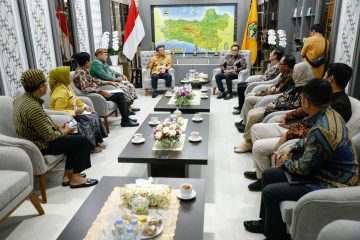 “Potensi Jawa Tengah itu ada beberapa komoditas, terutama kayu sama getah (pinus), itu yang nanti akan dimaksimalkan,” kata Luthfi, seusai menerima Kepala Perum Perhutani Regional Jawa Tengah di kantornya, Kamis (24/4/2025).