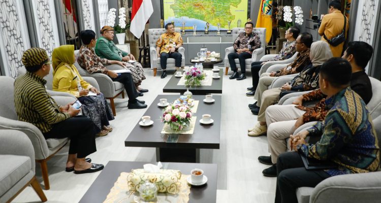 “Potensi Jawa Tengah itu ada beberapa komoditas, terutama kayu sama getah (pinus), itu yang nanti akan dimaksimalkan,” kata Luthfi, seusai menerima Kepala Perum Perhutani Regional Jawa Tengah di kantornya, Kamis (24/4/2025).