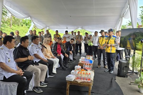 Staf Ahli Menteri PUPR Bidang Hubungan Antar Lembaga, Triono Junoasmono, yang turut hadir dalam kunjungan tersebut, menyampaikan pentingnya sinergi antara pemerintah pusat dan daerah dalam mengawal jalannya pembangunan infrastruktur. Ia menekankan bahwa dukungan semua pihak sangat dibutuhkan untuk menyelesaikan berbagai tantangan, khususnya terkait pembebasan lahan.