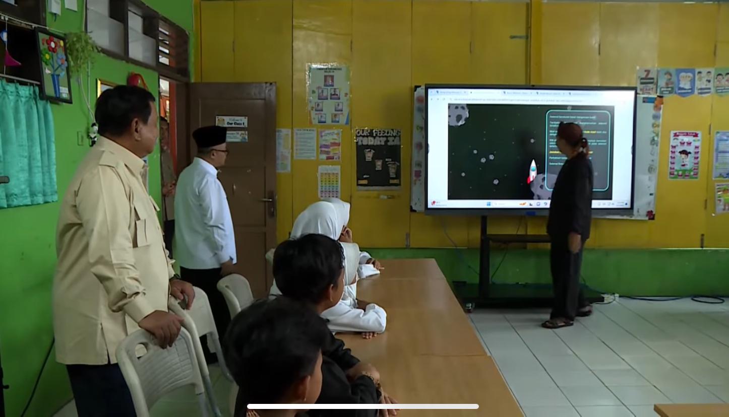 Presiden Prabowo Tinjau Langsung Penggunaan Papan Digital Interaktif: Akselerasi Nyata Digitalisasi Pendidikan di Hardiknas 2025