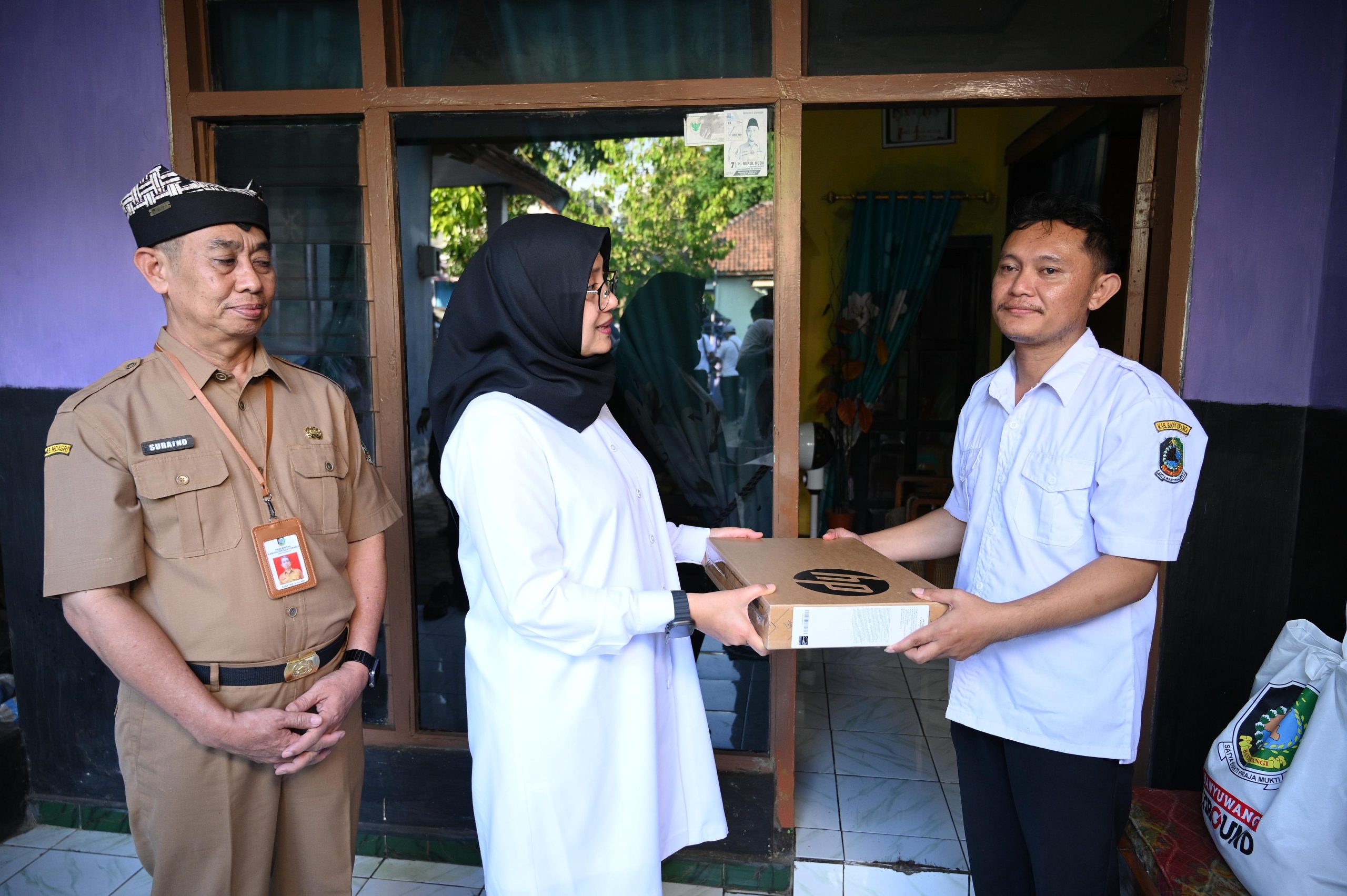 Manusia Indonesia Menurut Bupati Ipuk, perjuangan Agus tidak sebatas kegiatan mengajar, tetapi juga menjadi penyala semangat dan harapan bagi anak-anak. Pemerintah daerah, lanjut Ipuk, akan terus memperkuat program pendidikan, terutama untuk mengatasi persoalan anak putus sekolah melalui inisiatif seperti Gerakan Daerah Angkat Anak Muda Putus Sekolah (Garda Ampuh).