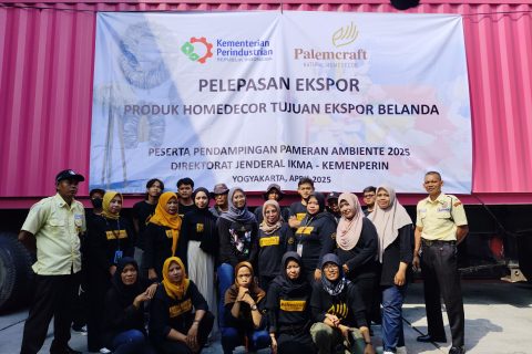 Salah satu contoh keberhasilan IKM dalam menembus pasar global adalah CV Palem Craft, sebuah perusahaan yang berbasis di Kabupaten Bantul, Yogyakarta. Baru-baru ini, CV Palem Craft mengekspor berbagai produk kerajinan seperti lampu, cermin, dan dekorasi rumah ke Belanda senilai USD 20.596 atau sekitar Rp346 juta.