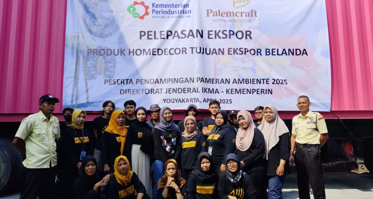 Salah satu contoh keberhasilan IKM dalam menembus pasar global adalah CV Palem Craft, sebuah perusahaan yang berbasis di Kabupaten Bantul, Yogyakarta. Baru-baru ini, CV Palem Craft mengekspor berbagai produk kerajinan seperti lampu, cermin, dan dekorasi rumah ke Belanda senilai USD 20.596 atau sekitar Rp346 juta.