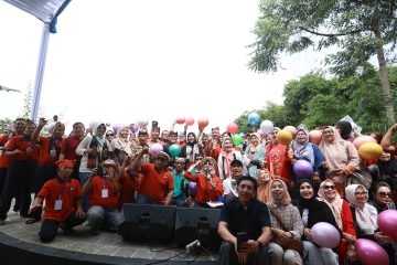 (Beritadaerah - Banyuwangi) Soliditas diaspora asal Banyuwangi yang tersebar di berbagai wilayah Indonesia dinilai sebagai aset strategis dalam mendukung pembangunan daerah. Melalui wadah Ikatan Keluarga Banyuwangi (Ikawangi), potensi-potensi tersebut diharapkan dapat terkoordinasi secara optimal untuk memberikan kontribusi nyata bagi kemajuan kampung halaman. Hal tersebut disampaikan oleh Bupati Banyuwangi, Ipuk Fiestiandani, saat menghadiri kegiatan Halal bi Halal Ikawangi Bandung yang diselenggarakan di Puri Bambu, Bandung, pada Minggu (4/5/2025). Dalam kesempatan tersebut, Bupati Ipuk menegaskan pentingnya kolaborasi antara pemerintah daerah dengan berbagai elemen masyarakat, termasuk diaspora. "Kami sangat mengharapkan terjalinnya kolaborasi dengan seluruh pihak. Tidak mungkin pembangunan daerah hanya mengandalkan sumber daya yang ada di Banyuwangi, apalagi hanya dari aparatur sipil negara (ASN). Diperlukan partisipasi aktif semua pihak, baik dalam bentuk tenaga, pikiran, maupun gagasan," ungkapnya. Bupati Ipuk juga mendorong warga Banyuwangi yang sedang merantau untuk terus mengembangkan kompetensi diri di tempat masing-masing, sehingga kelak dapat memberikan kontribusi positif bagi daerah asal. "Jika beberapa waktu lalu muncul tagar 'kabur aja dulu', kami memaklumi. Silakan jelajahi dunia. Namun, jangan lupakan kampung halaman. Tingkatkan kapasitas diri dan mari kita bersama-sama membangun Banyuwangi," imbaunya. Ajakan tersebut disambut antusias oleh para anggota Ikawangi. Meskipun berada jauh dari tanah kelahiran, para perantau tetap menunjukkan kepedulian dan komitmen terhadap kemajuan Banyuwangi. "Apa pun yang dibutuhkan oleh Banyuwangi, selama kami mampu, kami siap berkontribusi," ujar Djuhri Rosyidi, tokoh senior Ikawangi Bandung yang juga tercatat sebagai mahasiswa Institut Teknologi Bandung (ITB) pertama asal Banyuwangi pada angkatan 1957. Mantan pejabat Kementerian Energi dan Sumber Daya Mineral (ESDM) tersebut menambahkan bahwa banyak diaspora Banyuwangi yang kini telah berkiprah sebagai ahli di berbagai bidang, mulai dari kegempaan, pertambangan, penerbangan, hingga ilmu pengetahuan lainnya. Pernyataan senada disampaikan oleh Ketua Ikawangi Bandung, Edy Suwondo, yang juga merupakan dosen di Fakultas Teknik Mesin dan Dirgantara ITB. Ia menekankan pentingnya regenerasi dan peningkatan kualitas sumber daya manusia dari Banyuwangi. "Proses regenerasi terus berjalan. Saat ini terdapat banyak dosen muda asal Banyuwangi yang mengembangkan karier di berbagai perguruan tinggi ternama," ungkapnya. Menurut Edy, kemajuan yang telah dicapai Banyuwangi dalam beberapa tahun terakhir memberikan semangat baru bagi para perantau untuk semakin aktif menunjukkan identitas dan mengambil peran dalam pembangunan daerah. "Kami bangga menjadi bagian dari Banyuwangi. Semangat itu mendorong kami untuk terus berkontribusi demi kemajuan kampung halaman," ujarnya. Acara Halal bi Halal tersebut diikuti tidak hanya oleh anggota Ikawangi dari Bandung, tetapi juga oleh perwakilan dari berbagai kota di Jawa Barat dan Jakarta. Salah satu yang menarik perhatian adalah kehadiran Dr. Dewi Agustiningsih, perempuan kelahiran tahun 1998 yang berhasil meraih gelar doktor di Universitas Gadjah Mada (UGM) sebagai lulusan termuda dan tercepat. "Sejak November tahun lalu, saya menetap di Bandung setelah diterima sebagai dosen di ITB," tutur ahli kimia tersebut.