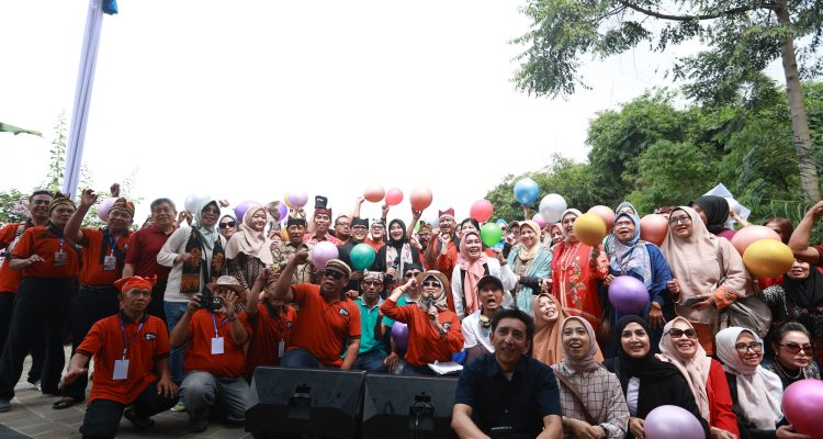 (Beritadaerah - Banyuwangi) Soliditas diaspora asal Banyuwangi yang tersebar di berbagai wilayah Indonesia dinilai sebagai aset strategis dalam mendukung pembangunan daerah. Melalui wadah Ikatan Keluarga Banyuwangi (Ikawangi), potensi-potensi tersebut diharapkan dapat terkoordinasi secara optimal untuk memberikan kontribusi nyata bagi kemajuan kampung halaman. Hal tersebut disampaikan oleh Bupati Banyuwangi, Ipuk Fiestiandani, saat menghadiri kegiatan Halal bi Halal Ikawangi Bandung yang diselenggarakan di Puri Bambu, Bandung, pada Minggu (4/5/2025). Dalam kesempatan tersebut, Bupati Ipuk menegaskan pentingnya kolaborasi antara pemerintah daerah dengan berbagai elemen masyarakat, termasuk diaspora. "Kami sangat mengharapkan terjalinnya kolaborasi dengan seluruh pihak. Tidak mungkin pembangunan daerah hanya mengandalkan sumber daya yang ada di Banyuwangi, apalagi hanya dari aparatur sipil negara (ASN). Diperlukan partisipasi aktif semua pihak, baik dalam bentuk tenaga, pikiran, maupun gagasan," ungkapnya. Bupati Ipuk juga mendorong warga Banyuwangi yang sedang merantau untuk terus mengembangkan kompetensi diri di tempat masing-masing, sehingga kelak dapat memberikan kontribusi positif bagi daerah asal. "Jika beberapa waktu lalu muncul tagar 'kabur aja dulu', kami memaklumi. Silakan jelajahi dunia. Namun, jangan lupakan kampung halaman. Tingkatkan kapasitas diri dan mari kita bersama-sama membangun Banyuwangi," imbaunya. Ajakan tersebut disambut antusias oleh para anggota Ikawangi. Meskipun berada jauh dari tanah kelahiran, para perantau tetap menunjukkan kepedulian dan komitmen terhadap kemajuan Banyuwangi. "Apa pun yang dibutuhkan oleh Banyuwangi, selama kami mampu, kami siap berkontribusi," ujar Djuhri Rosyidi, tokoh senior Ikawangi Bandung yang juga tercatat sebagai mahasiswa Institut Teknologi Bandung (ITB) pertama asal Banyuwangi pada angkatan 1957. Mantan pejabat Kementerian Energi dan Sumber Daya Mineral (ESDM) tersebut menambahkan bahwa banyak diaspora Banyuwangi yang kini telah berkiprah sebagai ahli di berbagai bidang, mulai dari kegempaan, pertambangan, penerbangan, hingga ilmu pengetahuan lainnya. Pernyataan senada disampaikan oleh Ketua Ikawangi Bandung, Edy Suwondo, yang juga merupakan dosen di Fakultas Teknik Mesin dan Dirgantara ITB. Ia menekankan pentingnya regenerasi dan peningkatan kualitas sumber daya manusia dari Banyuwangi. "Proses regenerasi terus berjalan. Saat ini terdapat banyak dosen muda asal Banyuwangi yang mengembangkan karier di berbagai perguruan tinggi ternama," ungkapnya. Menurut Edy, kemajuan yang telah dicapai Banyuwangi dalam beberapa tahun terakhir memberikan semangat baru bagi para perantau untuk semakin aktif menunjukkan identitas dan mengambil peran dalam pembangunan daerah. "Kami bangga menjadi bagian dari Banyuwangi. Semangat itu mendorong kami untuk terus berkontribusi demi kemajuan kampung halaman," ujarnya. Acara Halal bi Halal tersebut diikuti tidak hanya oleh anggota Ikawangi dari Bandung, tetapi juga oleh perwakilan dari berbagai kota di Jawa Barat dan Jakarta. Salah satu yang menarik perhatian adalah kehadiran Dr. Dewi Agustiningsih, perempuan kelahiran tahun 1998 yang berhasil meraih gelar doktor di Universitas Gadjah Mada (UGM) sebagai lulusan termuda dan tercepat. "Sejak November tahun lalu, saya menetap di Bandung setelah diterima sebagai dosen di ITB," tutur ahli kimia tersebut.