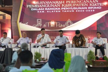 Ia menjelaskan, Kabupaten Klaten memiliki posisi geografis yang menguntungkan karena berada di antara dua kota tujuan wisata utama, yakni Yogyakarta dan Surakarta. Keuntungan ini diperkuat dengan kehadiran tiga exit tol di wilayah Klaten serta konektivitas kereta api komuter yang telah menjangkau seluruh stasiun di kabupaten ini.