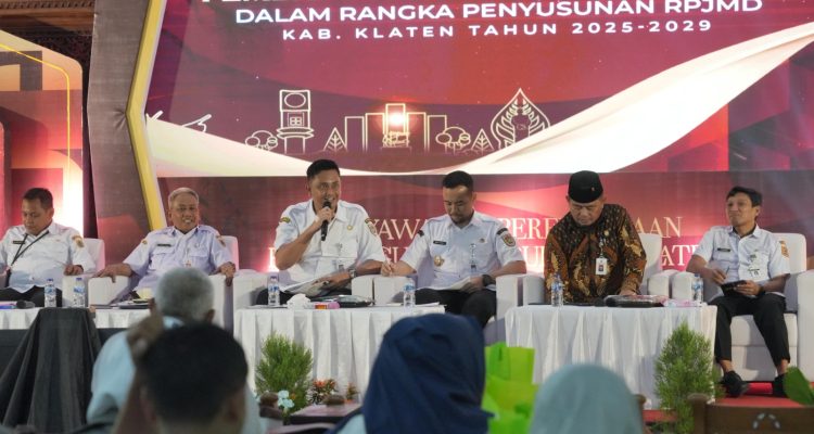 Ia menjelaskan, Kabupaten Klaten memiliki posisi geografis yang menguntungkan karena berada di antara dua kota tujuan wisata utama, yakni Yogyakarta dan Surakarta. Keuntungan ini diperkuat dengan kehadiran tiga exit tol di wilayah Klaten serta konektivitas kereta api komuter yang telah menjangkau seluruh stasiun di kabupaten ini.