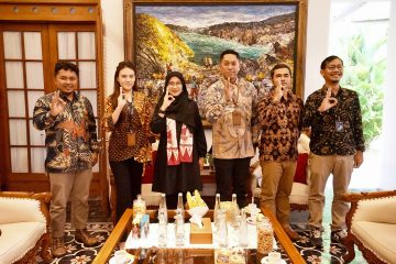 Ipuk menjelaskan bahwa proyek PLTS ini merupakan bagian dari upaya nasional dalam memperluas pemanfaatan energi terbarukan, guna mendukung pencapaian target net zero emission pada tahun 2060. Pembangunan dijadwalkan dimulai akhir tahun 2025 dan ditargetkan mulai beroperasi pada 2026 untuk menyuplai kebutuhan listrik di wilayah Jawa dan Bali.