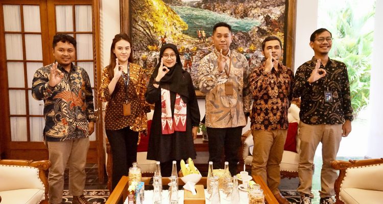 Ipuk menjelaskan bahwa proyek PLTS ini merupakan bagian dari upaya nasional dalam memperluas pemanfaatan energi terbarukan, guna mendukung pencapaian target net zero emission pada tahun 2060. Pembangunan dijadwalkan dimulai akhir tahun 2025 dan ditargetkan mulai beroperasi pada 2026 untuk menyuplai kebutuhan listrik di wilayah Jawa dan Bali.
