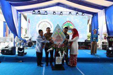 Wakil Gubernur Jawa Tengah, Taj Yasin Maimoen, menyampaikan rasa bangga atas ditunjuknya Jawa Tengah sebagai tuan rumah. Ia menekankan pentingnya menjaga warisan budaya, termasuk wastra nusantara yang sarat makna dan filosofi.