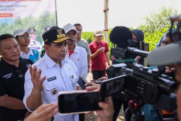 Taj Yasin menambahkan, perbaikan infrastruktur tidak cukup hanya dengan meninggikan jalan. Upaya normalisasi sungai dan revitalisasi tanggul harus dilakukan bersamaan agar aliran air bisa kembali ke laut dengan lancar.