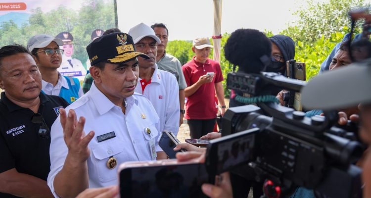 Taj Yasin menambahkan, perbaikan infrastruktur tidak cukup hanya dengan meninggikan jalan. Upaya normalisasi sungai dan revitalisasi tanggul harus dilakukan bersamaan agar aliran air bisa kembali ke laut dengan lancar.