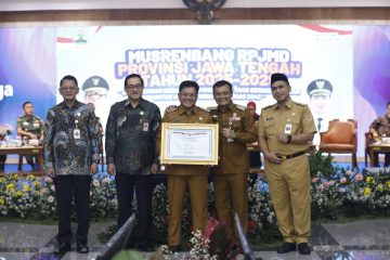“Hari ini Salatiga mendapatkan penghargaan Peringkat III dalam kategori Pelayanan Prima, di bawah Kota Surakarta dan Kabupaten Cilacap. Penghargaan ini menjadi motivasi bagi kami untuk terus melakukan pembenahan, baik dari sisi pemanfaatan teknologi maupun peningkatan keterbukaan informasi,” ujar Robby.