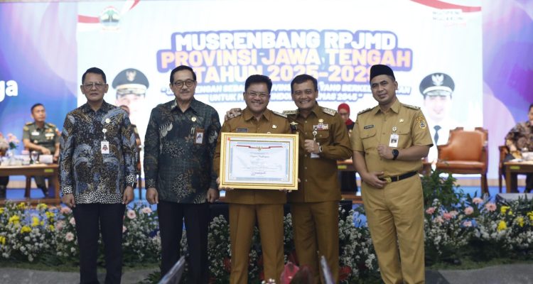 “Hari ini Salatiga mendapatkan penghargaan Peringkat III dalam kategori Pelayanan Prima, di bawah Kota Surakarta dan Kabupaten Cilacap. Penghargaan ini menjadi motivasi bagi kami untuk terus melakukan pembenahan, baik dari sisi pemanfaatan teknologi maupun peningkatan keterbukaan informasi,” ujar Robby.