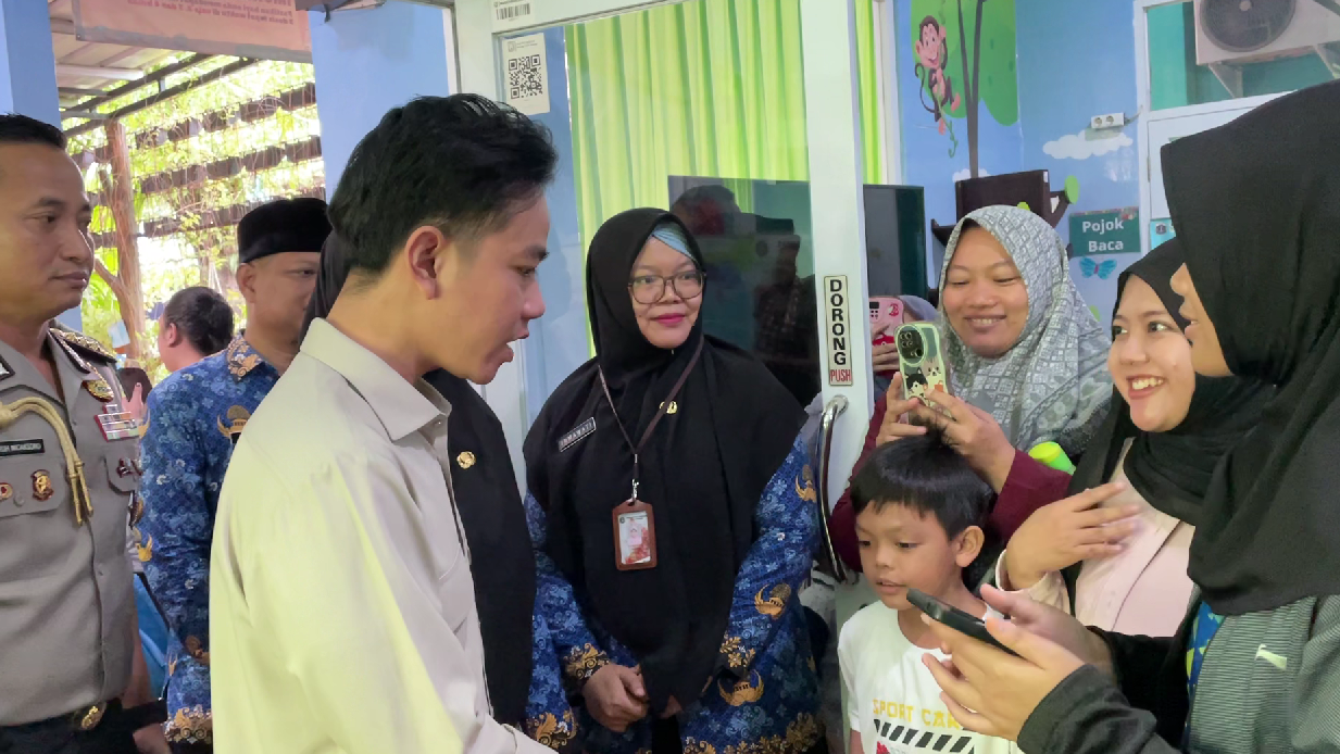 Wapres Gibran Tinjau Cek Kesehatan Gratis di Puskesmas Kembangan, Jakarta Barat
