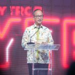(Beritadaerah - Jakarta) Industri otomotif nasional tengah mengalami perubahan besar akibat disrupsi teknologi, baik dari sisi produksi maupun jenis kendaraan yang dipasarkan. Berbagai kendaraan berteknologi tinggi dan ramah lingkungan kini telah hadir di pasar Indonesia, termasuk kendaraan dengan teknologi internal combustion engine (ICE), hybrid, listrik berbasis baterai, dan fuel cell hidrogen. Menanggapi perkembangan ini, Kementerian Perindustrian (Kemenperin) memperkenalkan konsep Green Mobility sebagai kebijakan strategis untuk mendorong penggunaan teknologi otomotif yang lebih ramah lingkungan, efisien dalam penggunaan energi, serta berdaya saing tinggi. “Pemerintah menyambut baik kemajuan teknologi otomotif dan berkomitmen mendukungnya melalui konsep Green Mobility. Kebijakan ini akan menjadi pendekatan yang adaptif dan berkelanjutan untuk industri otomotif nasional,” ujar Menteri Perindustrian Agus Gumiwang Kartasasmita dalam acara New Energy Vehicle yang diselenggarakan Kumparan di Jakarta, Selasa (6/5/2025). Fasilitasi Teknologi dan Investasi Konsep Green Mobility juga mempertimbangkan kesinambungan investasi otomotif yang telah ada di Indonesia. Pemerintah telah memberikan berbagai insentif bagi produsen kendaraan berteknologi ICE melalui program LCGC dan biofuel. Di sisi lain, untuk mendukung transisi ke kendaraan listrik, pemerintah telah mengeluarkan insentif PPNBM DTP dan kebijakan hilirisasi sumber daya alam guna mendukung industri baterai kendaraan listrik. Selain itu, pemerintah juga menyiapkan insentif untuk kendaraan hybrid dan fuel cell hidrogen. “Prinsipnya, selama investasi tersebut menghasilkan kendaraan yang lebih ramah lingkungan dan mendukung mobilitas masyarakat, maka pemerintah akan mendukung melalui kebijakan Green Mobility,” tambah Menperin. Potensi Pasar Domestik Masih Besar Pasar otomotif Indonesia dinilai masih memiliki potensi pertumbuhan yang besar. Rasio kepemilikan mobil di Indonesia saat ini hanya 99 unit per 1.000 penduduk, jauh lebih rendah dibandingkan Malaysia (490 unit), Thailand (275 unit), Singapura (211 unit), Korea Selatan (530 unit), dan Jepang (670 unit). Dengan populasi lebih dari 281 juta jiwa, peluang pertumbuhan pasar otomotif dalam negeri sangat terbuka. Percepatan Target Net Zero Emission (NZE) Konsep Green Mobility juga diharapkan menjadi bagian dari strategi percepatan pencapaian target Net Zero Emission (NZE) sektor industri manufaktur pada tahun 2050—10 tahun lebih cepat dari target nasional. “Kami sudah berdiskusi dengan para pelaku industri dan mereka siap mendukung target NZE sektor manufaktur, termasuk dari industri otomotif,” ujar Menperin. Apresiasi untuk Polytron atas Peluncuran Mobil Listrik Nasional Dalam kesempatan yang sama, Menperin menyampaikan apresiasi kepada PT Hartono Istana Teknologi (Polytron) atas peluncuran mobil listrik Polytron G3. Peluncuran ini menjadi tonggak penting dalam sejarah industri otomotif nasional karena menghadirkan mobil listrik dengan merek asli Indonesia. “Polytron menunjukkan komitmen besar terhadap inovasi dan kemajuan industri otomotif nasional. Mobil listrik ini memiliki Tingkat Komponen Dalam Negeri (TKDN) hingga 40 persen. Ini membuktikan bahwa industri dalam negeri mampu menghasilkan produk berkualitas tinggi dan mengurangi ketergantungan pada impor,” jelas Agus. Peluncuran ini juga relevan dengan terbitnya Peraturan Presiden Nomor 46 Tahun 2025 tentang Pengadaan Barang dan Jasa, yang mewajibkan pemerintah pusat, daerah, BUMN, dan BUMD membeli produk dalam negeri. Dengan capaian TKDN tersebut, mobil listrik Polytron berpeluang besar digunakan sebagai kendaraan dinas atau operasional instansi pemerintah. Komitmen Polytron pada Inovasi Lokal CEO Polytron, Hariono, menyampaikan bahwa peluncuran mobil listrik ini menjadi momen penting menjelang ulang tahun perusahaan ke-50 tahun pada September 2025. “Selama lima dekade terakhir, kami terus berinovasi untuk mempermudah kehidupan keluarga Indonesia melalui teknologi yang relevan,” ujar Hariono. Ia menambahkan bahwa mobil listrik Polytron dirancang agar tidak hanya inovatif, tetapi juga menjadi solusi mobilitas yang lebih ramah lingkungan, aman, dan terjangkau bagi masyarakat luas.