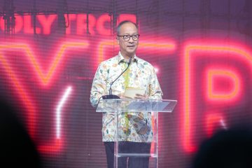 (Beritadaerah - Jakarta) Industri otomotif nasional tengah mengalami perubahan besar akibat disrupsi teknologi, baik dari sisi produksi maupun jenis kendaraan yang dipasarkan. Berbagai kendaraan berteknologi tinggi dan ramah lingkungan kini telah hadir di pasar Indonesia, termasuk kendaraan dengan teknologi internal combustion engine (ICE), hybrid, listrik berbasis baterai, dan fuel cell hidrogen. Menanggapi perkembangan ini, Kementerian Perindustrian (Kemenperin) memperkenalkan konsep Green Mobility sebagai kebijakan strategis untuk mendorong penggunaan teknologi otomotif yang lebih ramah lingkungan, efisien dalam penggunaan energi, serta berdaya saing tinggi. “Pemerintah menyambut baik kemajuan teknologi otomotif dan berkomitmen mendukungnya melalui konsep Green Mobility. Kebijakan ini akan menjadi pendekatan yang adaptif dan berkelanjutan untuk industri otomotif nasional,” ujar Menteri Perindustrian Agus Gumiwang Kartasasmita dalam acara New Energy Vehicle yang diselenggarakan Kumparan di Jakarta, Selasa (6/5/2025). Fasilitasi Teknologi dan Investasi Konsep Green Mobility juga mempertimbangkan kesinambungan investasi otomotif yang telah ada di Indonesia. Pemerintah telah memberikan berbagai insentif bagi produsen kendaraan berteknologi ICE melalui program LCGC dan biofuel. Di sisi lain, untuk mendukung transisi ke kendaraan listrik, pemerintah telah mengeluarkan insentif PPNBM DTP dan kebijakan hilirisasi sumber daya alam guna mendukung industri baterai kendaraan listrik. Selain itu, pemerintah juga menyiapkan insentif untuk kendaraan hybrid dan fuel cell hidrogen. “Prinsipnya, selama investasi tersebut menghasilkan kendaraan yang lebih ramah lingkungan dan mendukung mobilitas masyarakat, maka pemerintah akan mendukung melalui kebijakan Green Mobility,” tambah Menperin. Potensi Pasar Domestik Masih Besar Pasar otomotif Indonesia dinilai masih memiliki potensi pertumbuhan yang besar. Rasio kepemilikan mobil di Indonesia saat ini hanya 99 unit per 1.000 penduduk, jauh lebih rendah dibandingkan Malaysia (490 unit), Thailand (275 unit), Singapura (211 unit), Korea Selatan (530 unit), dan Jepang (670 unit). Dengan populasi lebih dari 281 juta jiwa, peluang pertumbuhan pasar otomotif dalam negeri sangat terbuka. Percepatan Target Net Zero Emission (NZE) Konsep Green Mobility juga diharapkan menjadi bagian dari strategi percepatan pencapaian target Net Zero Emission (NZE) sektor industri manufaktur pada tahun 2050—10 tahun lebih cepat dari target nasional. “Kami sudah berdiskusi dengan para pelaku industri dan mereka siap mendukung target NZE sektor manufaktur, termasuk dari industri otomotif,” ujar Menperin. Apresiasi untuk Polytron atas Peluncuran Mobil Listrik Nasional Dalam kesempatan yang sama, Menperin menyampaikan apresiasi kepada PT Hartono Istana Teknologi (Polytron) atas peluncuran mobil listrik Polytron G3. Peluncuran ini menjadi tonggak penting dalam sejarah industri otomotif nasional karena menghadirkan mobil listrik dengan merek asli Indonesia. “Polytron menunjukkan komitmen besar terhadap inovasi dan kemajuan industri otomotif nasional. Mobil listrik ini memiliki Tingkat Komponen Dalam Negeri (TKDN) hingga 40 persen. Ini membuktikan bahwa industri dalam negeri mampu menghasilkan produk berkualitas tinggi dan mengurangi ketergantungan pada impor,” jelas Agus. Peluncuran ini juga relevan dengan terbitnya Peraturan Presiden Nomor 46 Tahun 2025 tentang Pengadaan Barang dan Jasa, yang mewajibkan pemerintah pusat, daerah, BUMN, dan BUMD membeli produk dalam negeri. Dengan capaian TKDN tersebut, mobil listrik Polytron berpeluang besar digunakan sebagai kendaraan dinas atau operasional instansi pemerintah. Komitmen Polytron pada Inovasi Lokal CEO Polytron, Hariono, menyampaikan bahwa peluncuran mobil listrik ini menjadi momen penting menjelang ulang tahun perusahaan ke-50 tahun pada September 2025. “Selama lima dekade terakhir, kami terus berinovasi untuk mempermudah kehidupan keluarga Indonesia melalui teknologi yang relevan,” ujar Hariono. Ia menambahkan bahwa mobil listrik Polytron dirancang agar tidak hanya inovatif, tetapi juga menjadi solusi mobilitas yang lebih ramah lingkungan, aman, dan terjangkau bagi masyarakat luas.