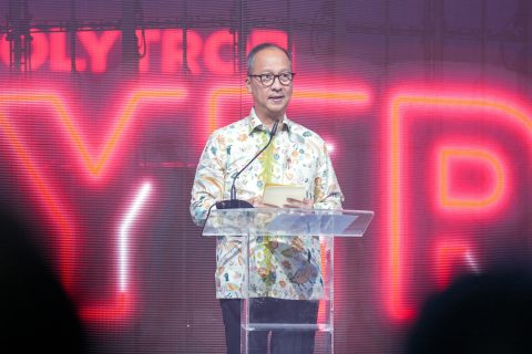 (Beritadaerah - Jakarta) Industri otomotif nasional tengah mengalami perubahan besar akibat disrupsi teknologi, baik dari sisi produksi maupun jenis kendaraan yang dipasarkan. Berbagai kendaraan berteknologi tinggi dan ramah lingkungan kini telah hadir di pasar Indonesia, termasuk kendaraan dengan teknologi internal combustion engine (ICE), hybrid, listrik berbasis baterai, dan fuel cell hidrogen. Menanggapi perkembangan ini, Kementerian Perindustrian (Kemenperin) memperkenalkan konsep Green Mobility sebagai kebijakan strategis untuk mendorong penggunaan teknologi otomotif yang lebih ramah lingkungan, efisien dalam penggunaan energi, serta berdaya saing tinggi. “Pemerintah menyambut baik kemajuan teknologi otomotif dan berkomitmen mendukungnya melalui konsep Green Mobility. Kebijakan ini akan menjadi pendekatan yang adaptif dan berkelanjutan untuk industri otomotif nasional,” ujar Menteri Perindustrian Agus Gumiwang Kartasasmita dalam acara New Energy Vehicle yang diselenggarakan Kumparan di Jakarta, Selasa (6/5/2025). Fasilitasi Teknologi dan Investasi Konsep Green Mobility juga mempertimbangkan kesinambungan investasi otomotif yang telah ada di Indonesia. Pemerintah telah memberikan berbagai insentif bagi produsen kendaraan berteknologi ICE melalui program LCGC dan biofuel. Di sisi lain, untuk mendukung transisi ke kendaraan listrik, pemerintah telah mengeluarkan insentif PPNBM DTP dan kebijakan hilirisasi sumber daya alam guna mendukung industri baterai kendaraan listrik. Selain itu, pemerintah juga menyiapkan insentif untuk kendaraan hybrid dan fuel cell hidrogen. “Prinsipnya, selama investasi tersebut menghasilkan kendaraan yang lebih ramah lingkungan dan mendukung mobilitas masyarakat, maka pemerintah akan mendukung melalui kebijakan Green Mobility,” tambah Menperin. Potensi Pasar Domestik Masih Besar Pasar otomotif Indonesia dinilai masih memiliki potensi pertumbuhan yang besar. Rasio kepemilikan mobil di Indonesia saat ini hanya 99 unit per 1.000 penduduk, jauh lebih rendah dibandingkan Malaysia (490 unit), Thailand (275 unit), Singapura (211 unit), Korea Selatan (530 unit), dan Jepang (670 unit). Dengan populasi lebih dari 281 juta jiwa, peluang pertumbuhan pasar otomotif dalam negeri sangat terbuka. Percepatan Target Net Zero Emission (NZE) Konsep Green Mobility juga diharapkan menjadi bagian dari strategi percepatan pencapaian target Net Zero Emission (NZE) sektor industri manufaktur pada tahun 2050—10 tahun lebih cepat dari target nasional. “Kami sudah berdiskusi dengan para pelaku industri dan mereka siap mendukung target NZE sektor manufaktur, termasuk dari industri otomotif,” ujar Menperin. Apresiasi untuk Polytron atas Peluncuran Mobil Listrik Nasional Dalam kesempatan yang sama, Menperin menyampaikan apresiasi kepada PT Hartono Istana Teknologi (Polytron) atas peluncuran mobil listrik Polytron G3. Peluncuran ini menjadi tonggak penting dalam sejarah industri otomotif nasional karena menghadirkan mobil listrik dengan merek asli Indonesia. “Polytron menunjukkan komitmen besar terhadap inovasi dan kemajuan industri otomotif nasional. Mobil listrik ini memiliki Tingkat Komponen Dalam Negeri (TKDN) hingga 40 persen. Ini membuktikan bahwa industri dalam negeri mampu menghasilkan produk berkualitas tinggi dan mengurangi ketergantungan pada impor,” jelas Agus. Peluncuran ini juga relevan dengan terbitnya Peraturan Presiden Nomor 46 Tahun 2025 tentang Pengadaan Barang dan Jasa, yang mewajibkan pemerintah pusat, daerah, BUMN, dan BUMD membeli produk dalam negeri. Dengan capaian TKDN tersebut, mobil listrik Polytron berpeluang besar digunakan sebagai kendaraan dinas atau operasional instansi pemerintah. Komitmen Polytron pada Inovasi Lokal CEO Polytron, Hariono, menyampaikan bahwa peluncuran mobil listrik ini menjadi momen penting menjelang ulang tahun perusahaan ke-50 tahun pada September 2025. “Selama lima dekade terakhir, kami terus berinovasi untuk mempermudah kehidupan keluarga Indonesia melalui teknologi yang relevan,” ujar Hariono. Ia menambahkan bahwa mobil listrik Polytron dirancang agar tidak hanya inovatif, tetapi juga menjadi solusi mobilitas yang lebih ramah lingkungan, aman, dan terjangkau bagi masyarakat luas.