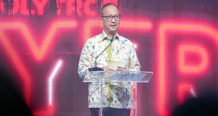 (Beritadaerah - Jakarta) Industri otomotif nasional tengah mengalami perubahan besar akibat disrupsi teknologi, baik dari sisi produksi maupun jenis kendaraan yang dipasarkan. Berbagai kendaraan berteknologi tinggi dan ramah lingkungan kini telah hadir di pasar Indonesia, termasuk kendaraan dengan teknologi internal combustion engine (ICE), hybrid, listrik berbasis baterai, dan fuel cell hidrogen. Menanggapi perkembangan ini, Kementerian Perindustrian (Kemenperin) memperkenalkan konsep Green Mobility sebagai kebijakan strategis untuk mendorong penggunaan teknologi otomotif yang lebih ramah lingkungan, efisien dalam penggunaan energi, serta berdaya saing tinggi. “Pemerintah menyambut baik kemajuan teknologi otomotif dan berkomitmen mendukungnya melalui konsep Green Mobility. Kebijakan ini akan menjadi pendekatan yang adaptif dan berkelanjutan untuk industri otomotif nasional,” ujar Menteri Perindustrian Agus Gumiwang Kartasasmita dalam acara New Energy Vehicle yang diselenggarakan Kumparan di Jakarta, Selasa (6/5/2025). Fasilitasi Teknologi dan Investasi Konsep Green Mobility juga mempertimbangkan kesinambungan investasi otomotif yang telah ada di Indonesia. Pemerintah telah memberikan berbagai insentif bagi produsen kendaraan berteknologi ICE melalui program LCGC dan biofuel. Di sisi lain, untuk mendukung transisi ke kendaraan listrik, pemerintah telah mengeluarkan insentif PPNBM DTP dan kebijakan hilirisasi sumber daya alam guna mendukung industri baterai kendaraan listrik. Selain itu, pemerintah juga menyiapkan insentif untuk kendaraan hybrid dan fuel cell hidrogen. “Prinsipnya, selama investasi tersebut menghasilkan kendaraan yang lebih ramah lingkungan dan mendukung mobilitas masyarakat, maka pemerintah akan mendukung melalui kebijakan Green Mobility,” tambah Menperin. Potensi Pasar Domestik Masih Besar Pasar otomotif Indonesia dinilai masih memiliki potensi pertumbuhan yang besar. Rasio kepemilikan mobil di Indonesia saat ini hanya 99 unit per 1.000 penduduk, jauh lebih rendah dibandingkan Malaysia (490 unit), Thailand (275 unit), Singapura (211 unit), Korea Selatan (530 unit), dan Jepang (670 unit). Dengan populasi lebih dari 281 juta jiwa, peluang pertumbuhan pasar otomotif dalam negeri sangat terbuka. Percepatan Target Net Zero Emission (NZE) Konsep Green Mobility juga diharapkan menjadi bagian dari strategi percepatan pencapaian target Net Zero Emission (NZE) sektor industri manufaktur pada tahun 2050—10 tahun lebih cepat dari target nasional. “Kami sudah berdiskusi dengan para pelaku industri dan mereka siap mendukung target NZE sektor manufaktur, termasuk dari industri otomotif,” ujar Menperin. Apresiasi untuk Polytron atas Peluncuran Mobil Listrik Nasional Dalam kesempatan yang sama, Menperin menyampaikan apresiasi kepada PT Hartono Istana Teknologi (Polytron) atas peluncuran mobil listrik Polytron G3. Peluncuran ini menjadi tonggak penting dalam sejarah industri otomotif nasional karena menghadirkan mobil listrik dengan merek asli Indonesia. “Polytron menunjukkan komitmen besar terhadap inovasi dan kemajuan industri otomotif nasional. Mobil listrik ini memiliki Tingkat Komponen Dalam Negeri (TKDN) hingga 40 persen. Ini membuktikan bahwa industri dalam negeri mampu menghasilkan produk berkualitas tinggi dan mengurangi ketergantungan pada impor,” jelas Agus. Peluncuran ini juga relevan dengan terbitnya Peraturan Presiden Nomor 46 Tahun 2025 tentang Pengadaan Barang dan Jasa, yang mewajibkan pemerintah pusat, daerah, BUMN, dan BUMD membeli produk dalam negeri. Dengan capaian TKDN tersebut, mobil listrik Polytron berpeluang besar digunakan sebagai kendaraan dinas atau operasional instansi pemerintah. Komitmen Polytron pada Inovasi Lokal CEO Polytron, Hariono, menyampaikan bahwa peluncuran mobil listrik ini menjadi momen penting menjelang ulang tahun perusahaan ke-50 tahun pada September 2025. “Selama lima dekade terakhir, kami terus berinovasi untuk mempermudah kehidupan keluarga Indonesia melalui teknologi yang relevan,” ujar Hariono. Ia menambahkan bahwa mobil listrik Polytron dirancang agar tidak hanya inovatif, tetapi juga menjadi solusi mobilitas yang lebih ramah lingkungan, aman, dan terjangkau bagi masyarakat luas.