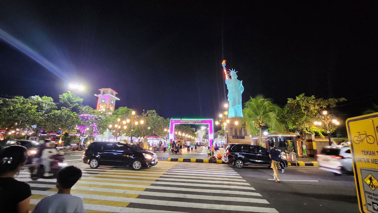 Wisata Malam di Alun-alun Madiun, Jawa Timur