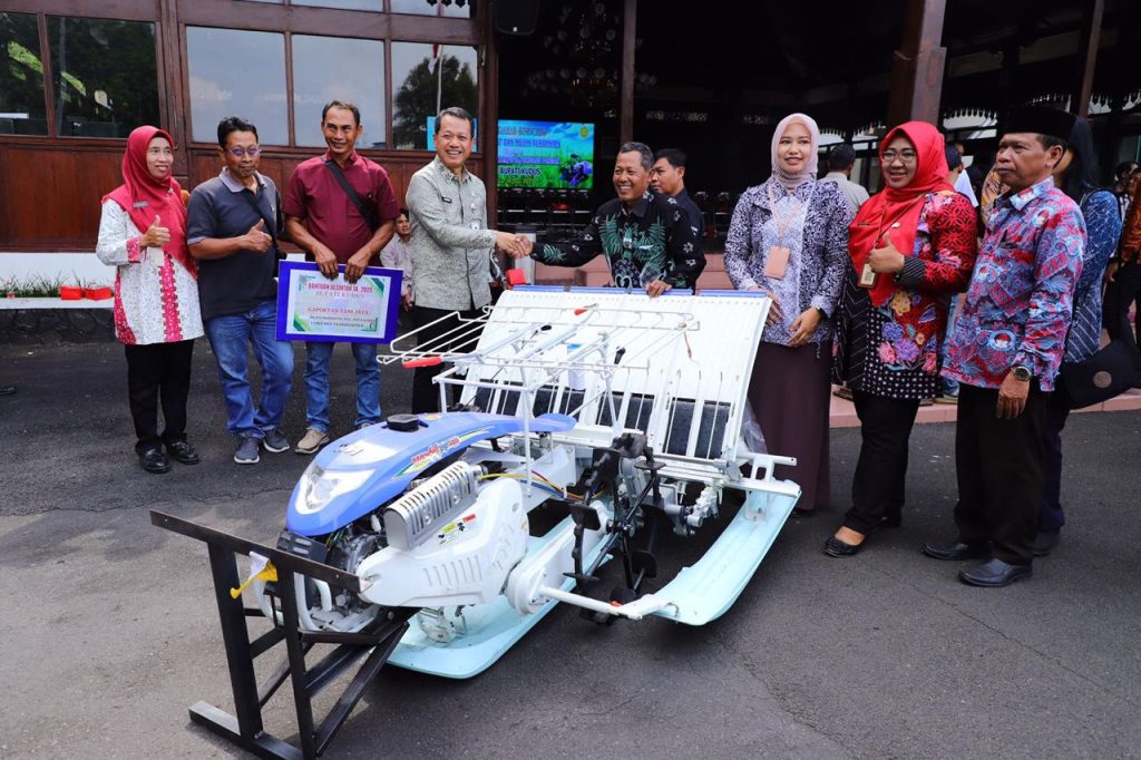Bupati Kudus Serahkan Alsintan kepada Kelompok Tani