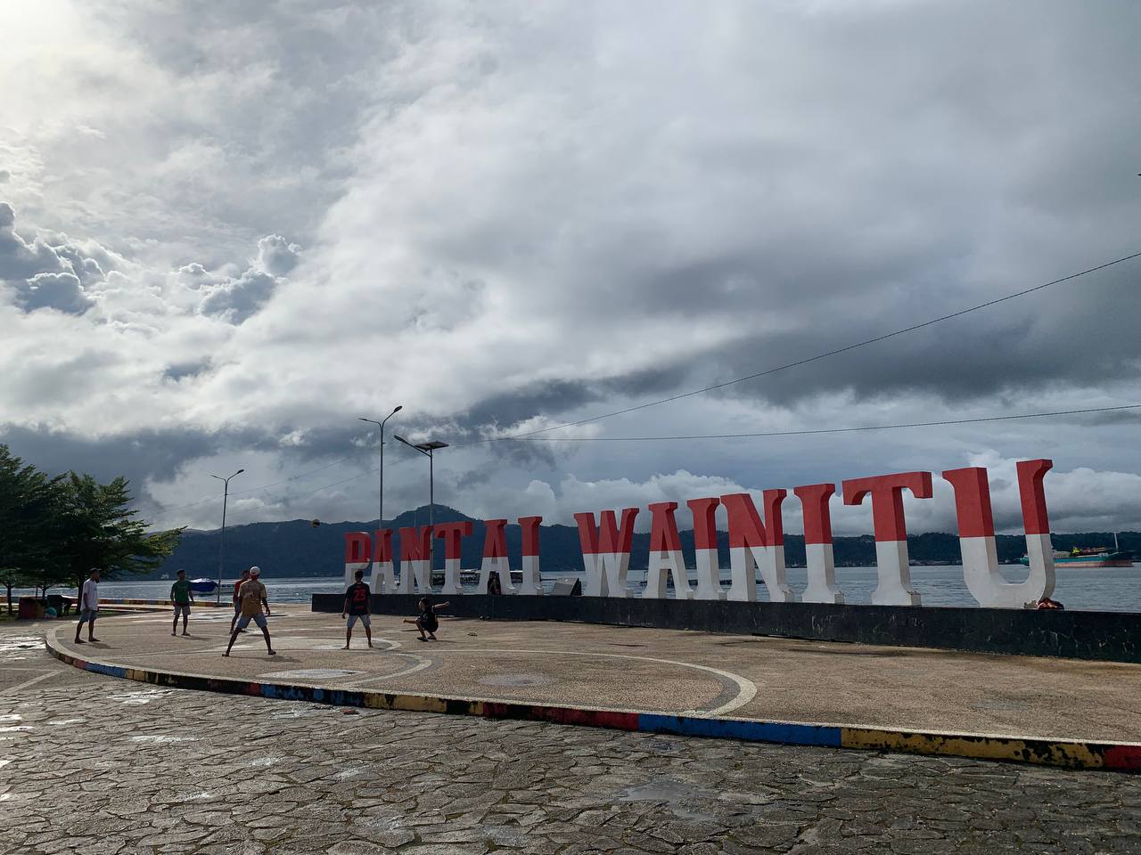 Menikmati Pemandangan Teluk Ambon di Pantai Wainitu
