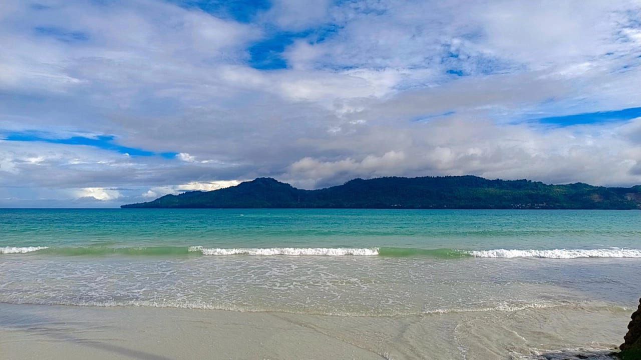 Menikmati Pasir Putih yang lembut di Pantai Natsepa