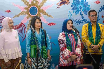 Reni menjelaskan bahwa meskipun permintaan batik tinggi, tantangan yang dihadapi juga makin besar. Salah satunya adalah menjaga keaslian dan kualitas batik. Karena itu, pemerintah terus memberikan pelatihan, bantuan, dan promosi bagi pelaku industri batik, terutama yang berasal dari sektor industri kecil dan menengah (IKM).