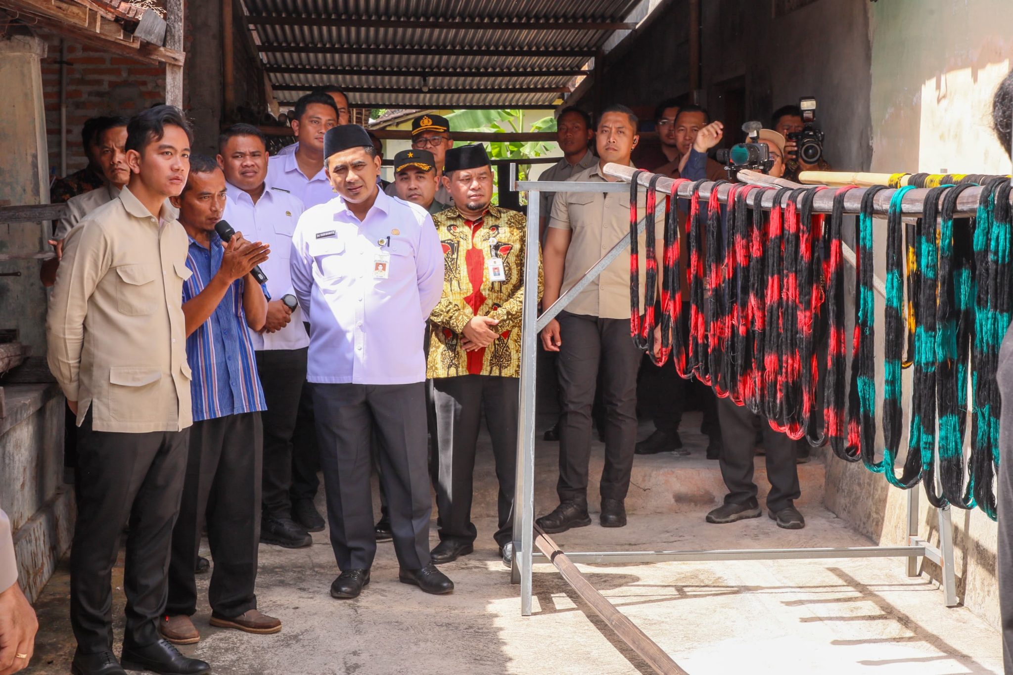 Wapres Gibran Apresiasi Para Pengrajin Kain Tenun Lurik Desa Mlese di Klaten