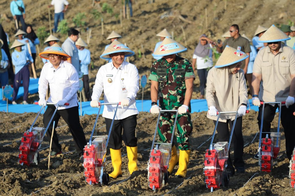 Dukung Swasembada Pangan, Gubernur Jateng Tanam Jagung Bareng Kapolri