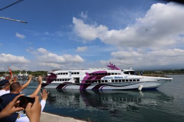 "Kapal cepat Banyuwangi–Denpasar resmi beroperasi. Ini menjadi tambahan moda transportasi bagi masyarakat maupun wisatawan. Kami mengapresiasi dukungan dari Kementerian Perhubungan, Kementerian Pariwisata, serta Pemerintah Provinsi Jawa Timur,” ujar Bupati Banyuwangi, Ipuk Fiestiandani.