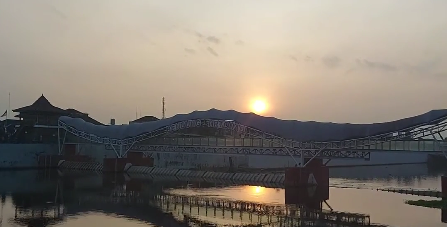 Menikmati Sunset Bendung Tirtonadi di Kota Solo