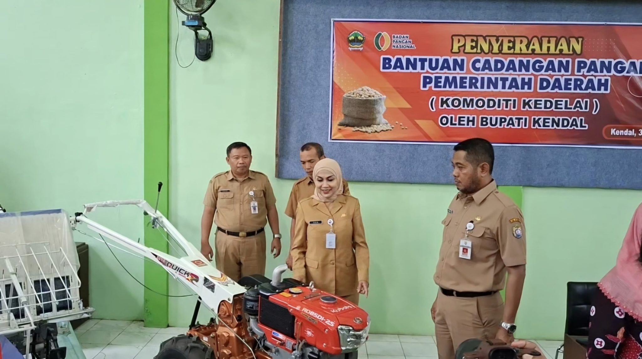 Dukung Ketahanan Pangan, Pemkab Kendal Serahkan Bantuan Subsidi Kedelai dan Peralatan Mesin